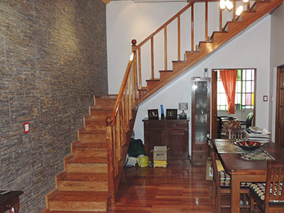 escalera de madera rojiza